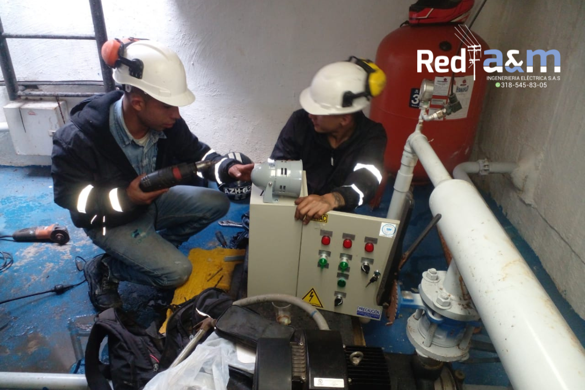 Electricistas profesionales de Red A&M trabajando